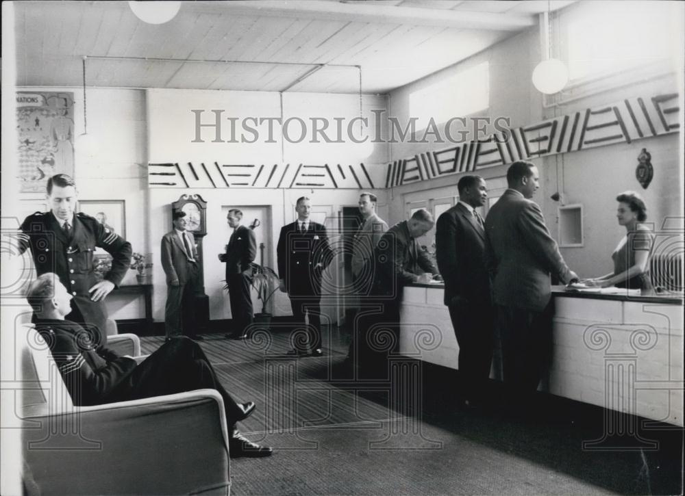 Press Photo Reception Lounge Policemen From Various Countries Truncheons On Wall - Historic Images