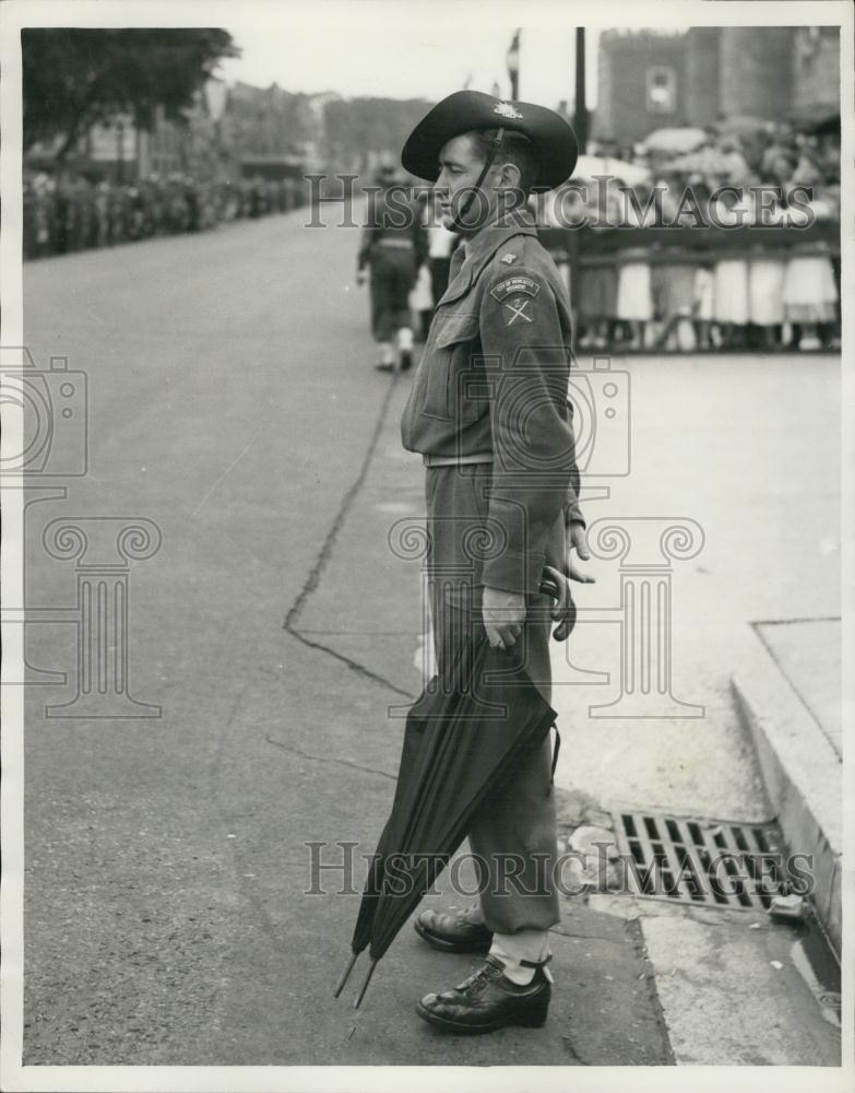 1954 Press Photo Umbrella Man on Royal Route - Historic Images