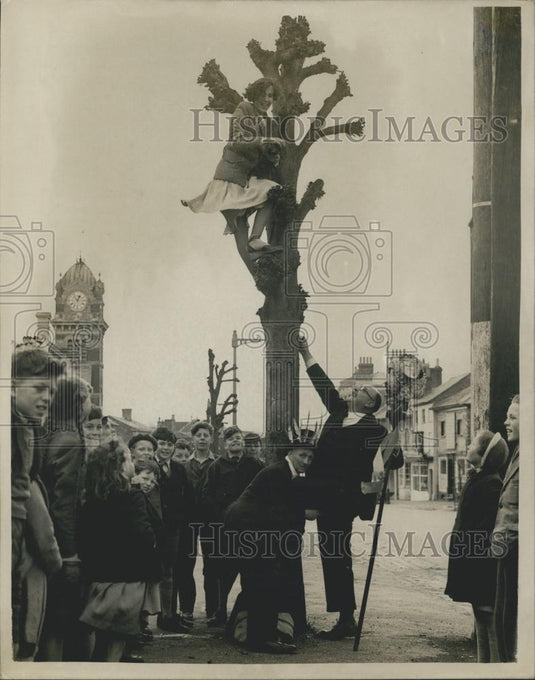 1953 Press Photo Hocktide Ceremony at Hungerford. - Historic Images