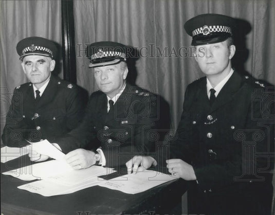 1980 Press Photo British Policemen Off to Rhodesia to Supervise the Election - Historic Images