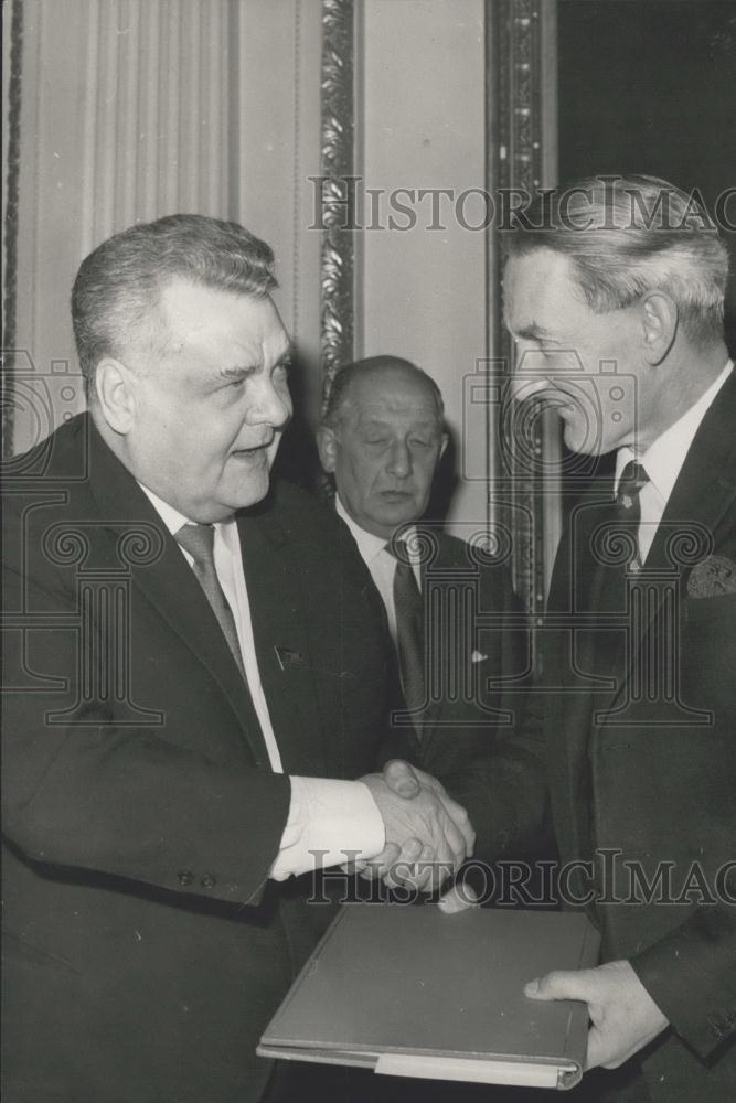 1968 Press Photo Signing of the Anglo-Soviet Navigation Treaty - Historic Images