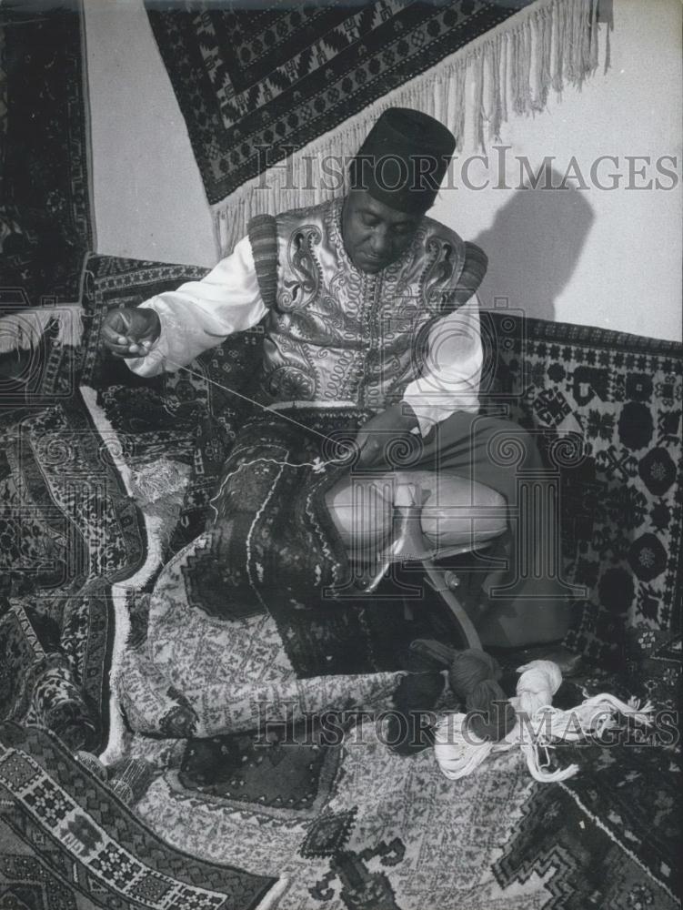 1958 Press Photo Mocca cook as carpet manufacturer - Historic Images
