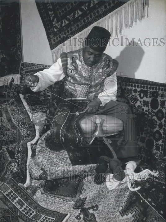 1958 Press Photo Mocca cook as carpet manufacturer - Historic Images