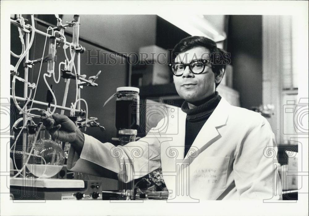 Press Photo A.M. Chakrabarty, Ph.D., professor of microbiology,U of Illinois - Historic Images