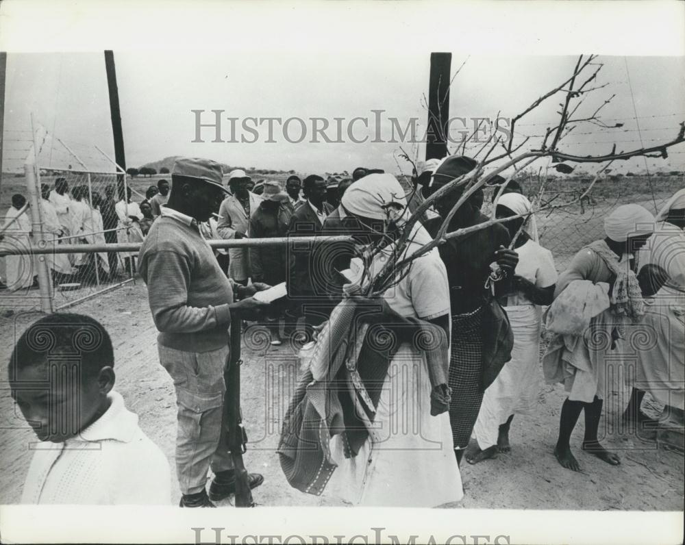 1976 Press Photo Identity Check in Rhodesia - Historic Images