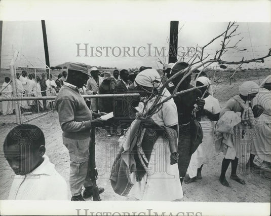 1976 Press Photo Identity Check in Rhodesia - Historic Images