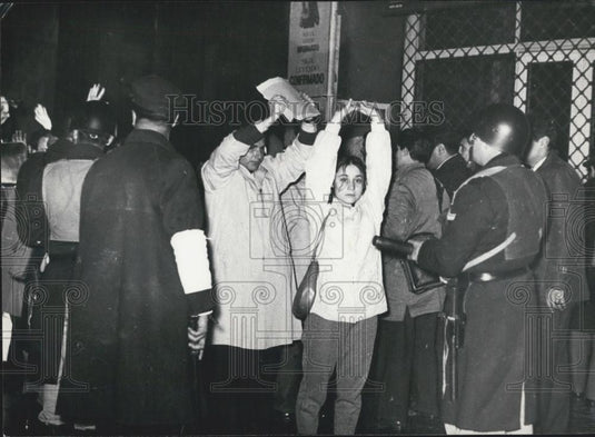 Press Photo Argentine Police occupies B.A. University - Historic Images