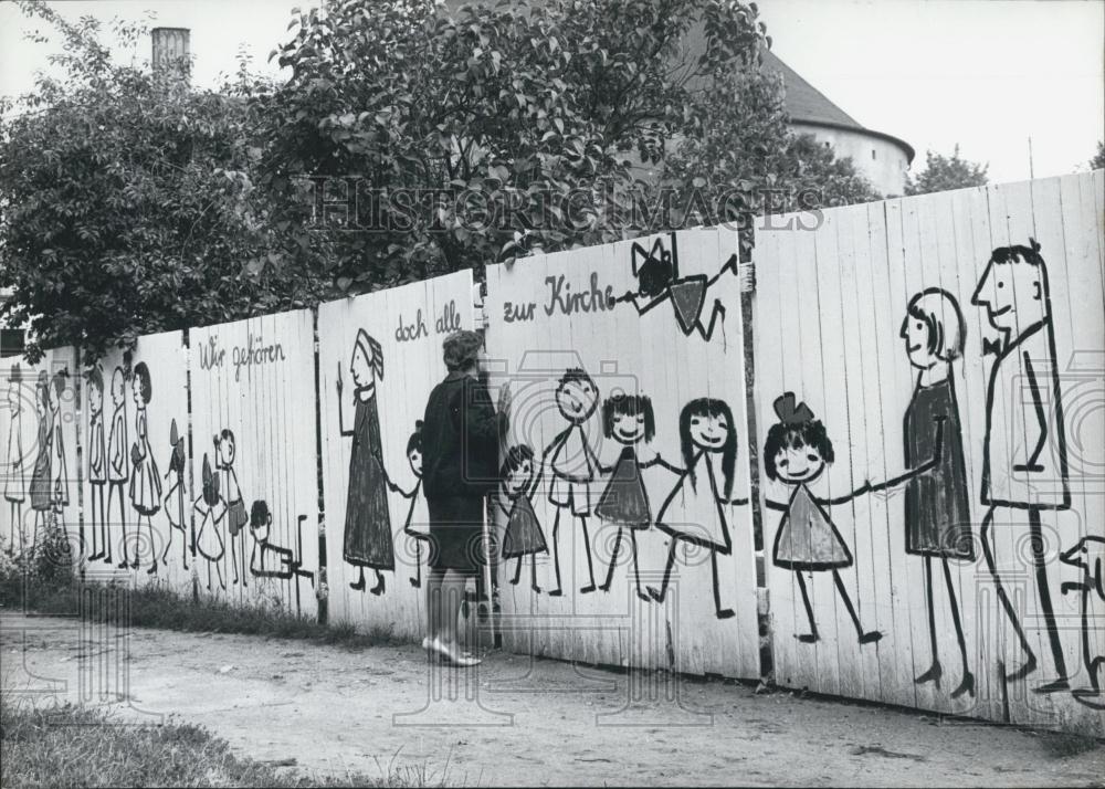 1962 Press Photo Painting On Construction Fence Encouraging Church Attendance - Historic Images