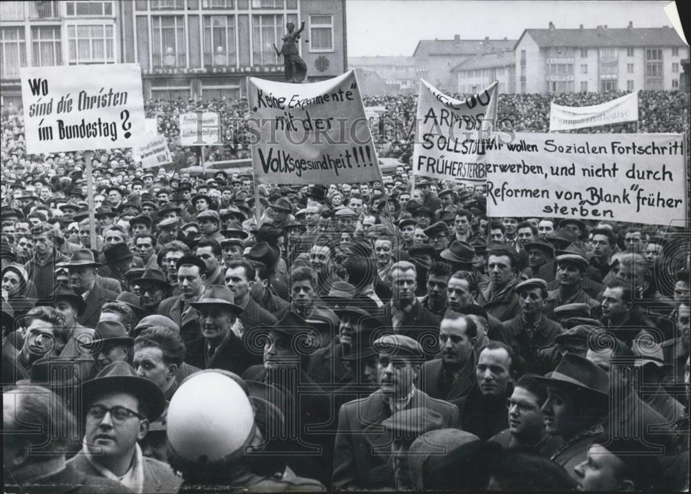 Press Photo A demonstration was held in Frankfurt - Historic Images