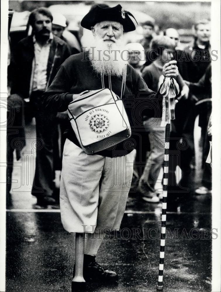 1976 Press Photo Wooden Legged Town Cryer of Swiss City Evey - Historic Images