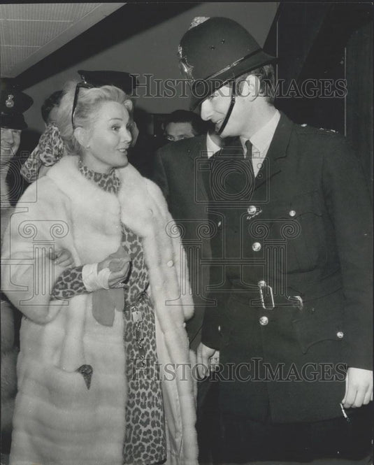 1968 Press Photo Actress Zsa Zsa Gabor Arriving Heathrow Airport Bandaged - Historic Images