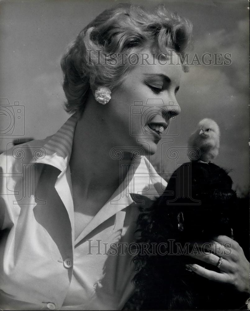 Press Photo Audrey Porter, her dog and chick - Historic Images