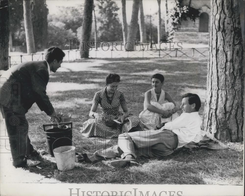 1958 Press Photo Peter Townsend Marguerite Girard Jamanne Relax In Rome Garden - Historic Images