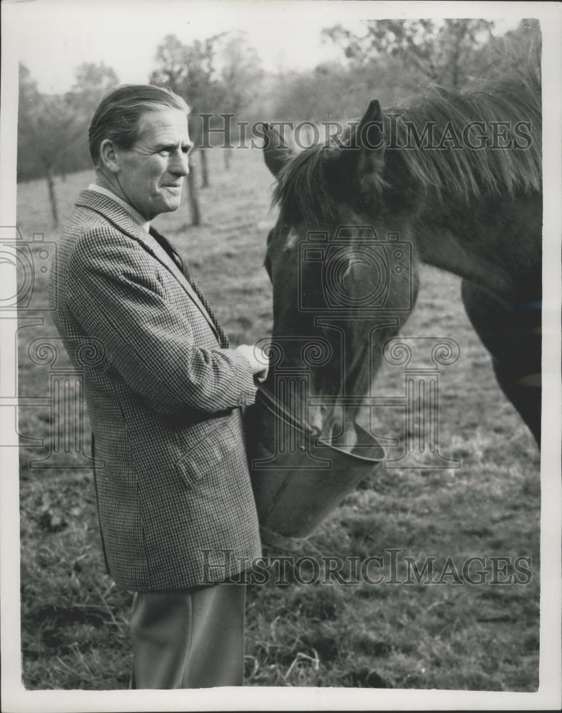 1957 Press Photo Field Marshal Sir John Harding Feeds Horse Dorset Farm Cyprus - Historic Images