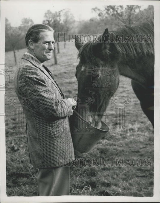 1957 Press Photo Field Marshal Sir John Harding Feeds Horse Dorset Farm Cyprus - Historic Images