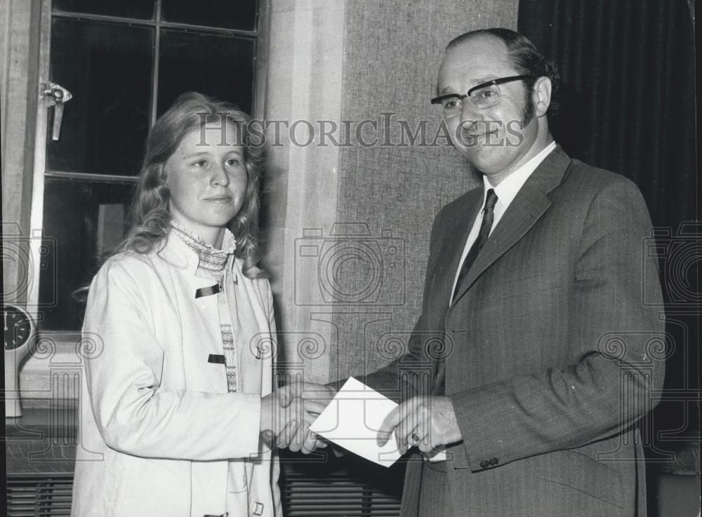 1974 Press Photo Miss A.J.C. Duncan Winner Essay Competition John Grant House - Historic Images