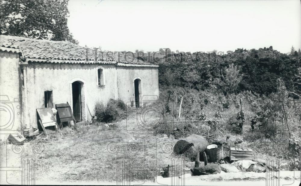 1971 Press Photo Mt. Etna in Italy, vacant house due to eruptions - Historic Images