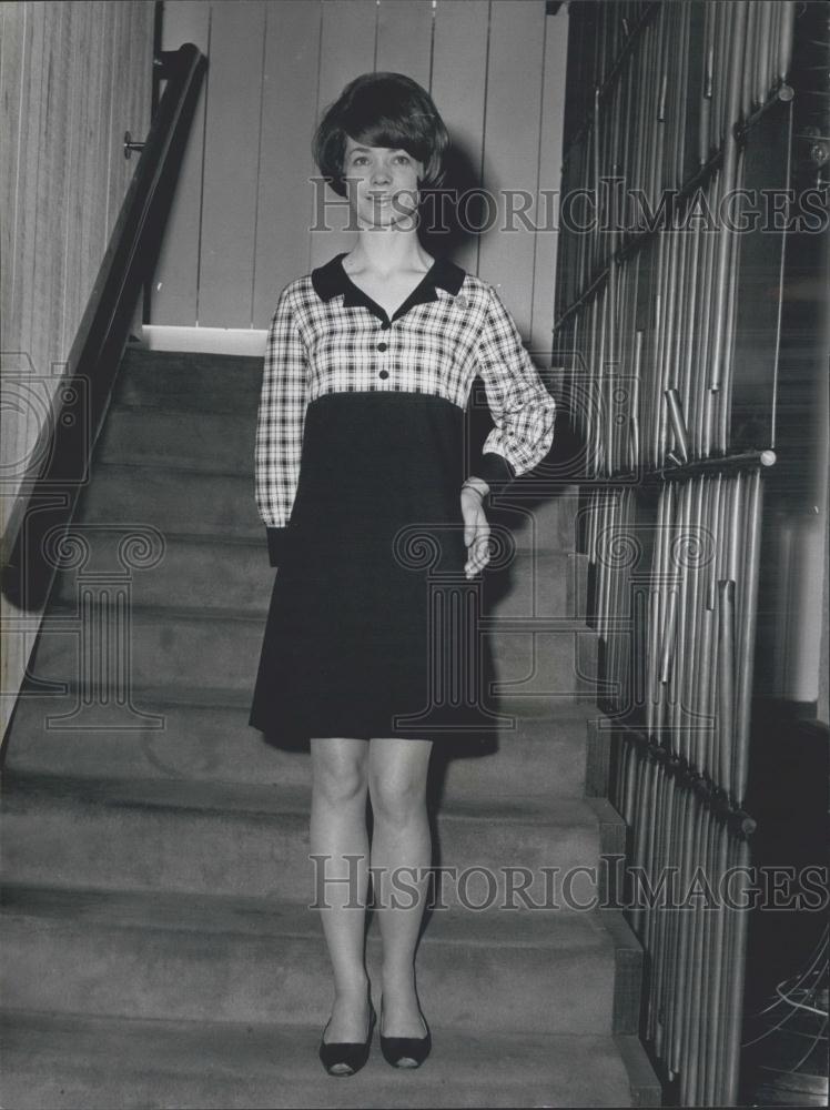 1966 Press Photo Patricia Verity Stock Exchange Guide New Uniform Warren-Davis - Historic Images