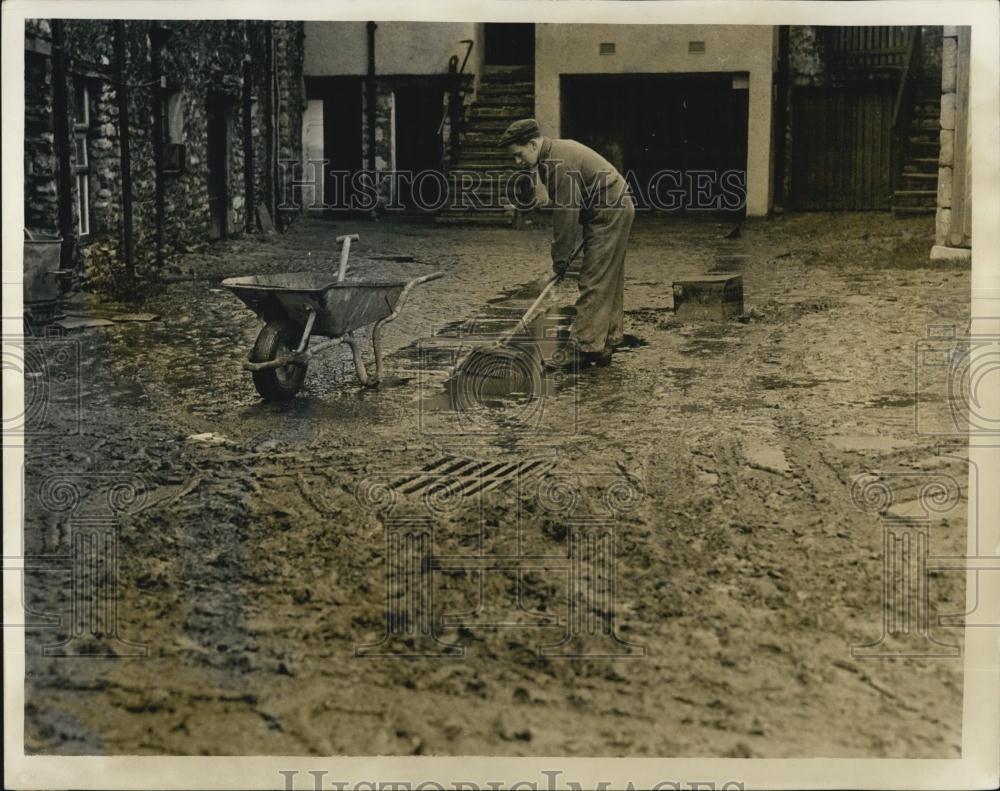 1984 Press Photo Road-Cleaner Ted Neale Clearing Away The Sea Of Mud In Kendal A - Historic Images