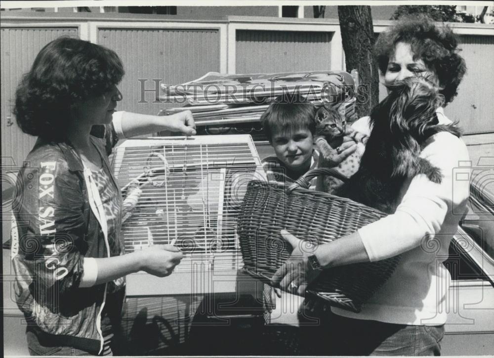 Press Photo Munich Germany Pet Exhchange Woman Takes Pets To Take Care Of. - Historic Images