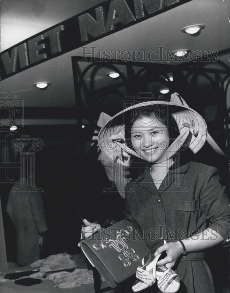 1965 Press Photo Saigon Woman Shows Fashions From Her Country Trade Fair Munich - Historic Images