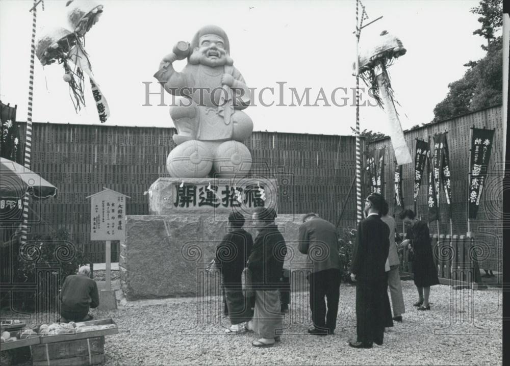 1976 Press Photo Stone Image Of God Of Wealth Donated To Kanda Myojin Shrine - Historic Images