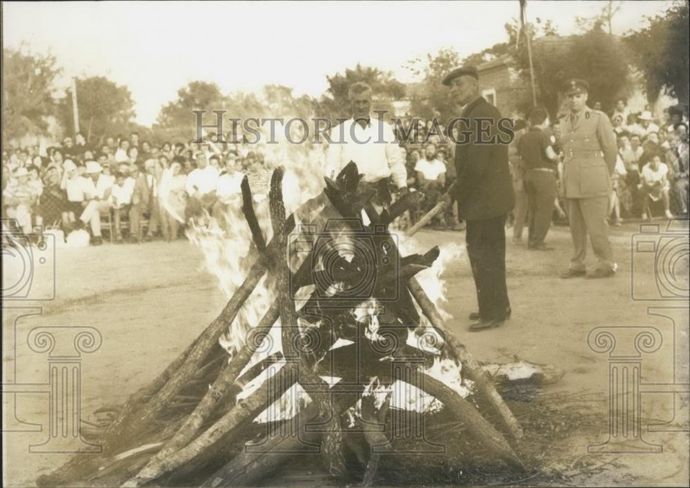 Press Photo Old men preparing fire - Historic Images