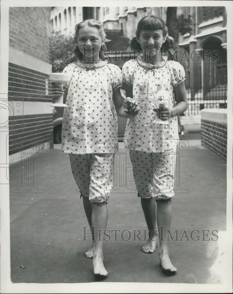 1957 Press Photo Yvonne Wright &amp; Berryl Brown in pajamas - Historic Images