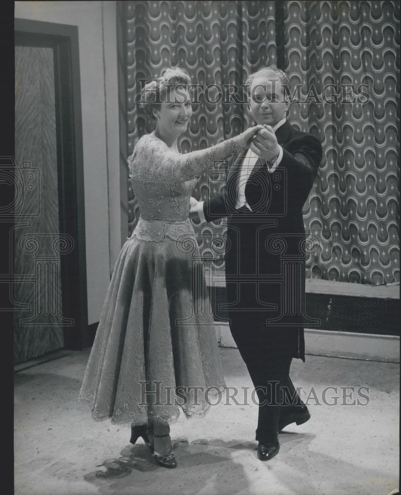 Press Photo Sydney and Mary Thompson waltz for queen - Historic Images