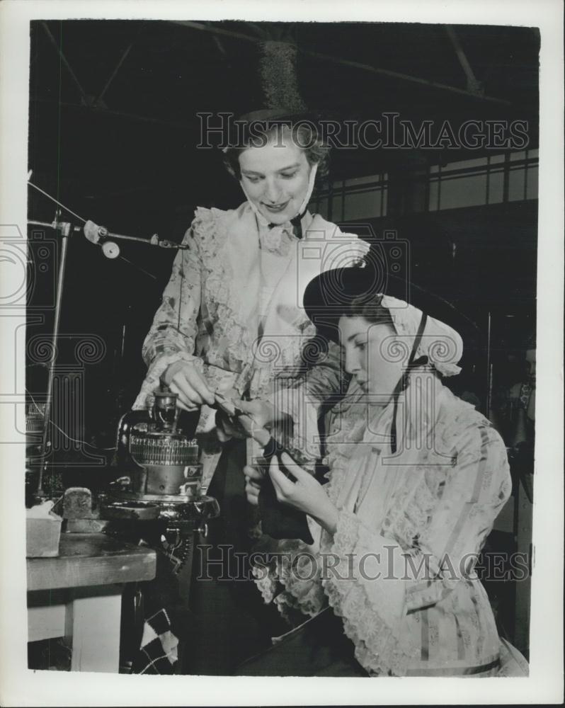 Press Photo Welsh Weaver Flying to shows the U.S - Historic Images