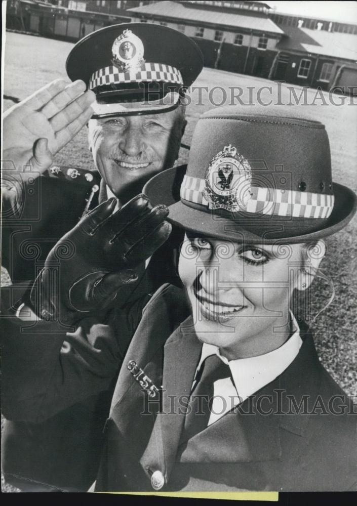 Press Photo Constable Gail Gow with her father Senior Superintendent Jim Petith - Historic Images