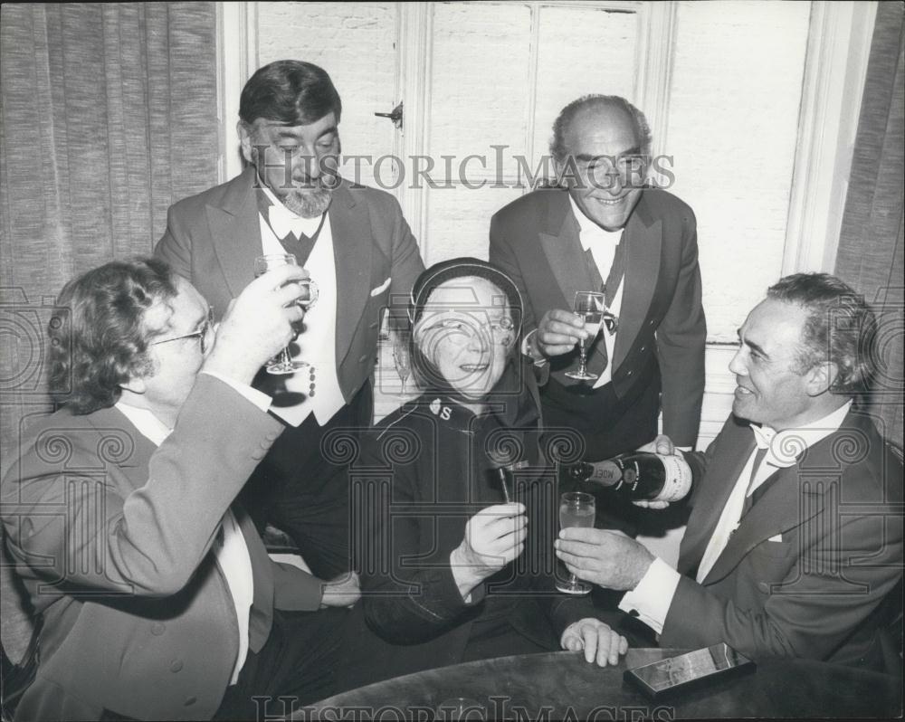 1978 Press Photo Commissioner Catherine Bramwell-Booth Receiving Speaking Award - Historic Images