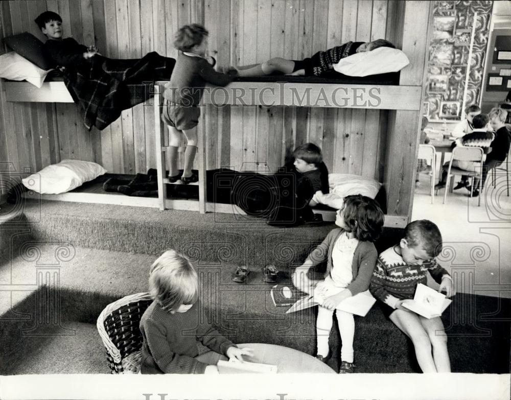 Press Photo Children seen relaxing in the &#39;&#39;Kiva Room - Historic Images