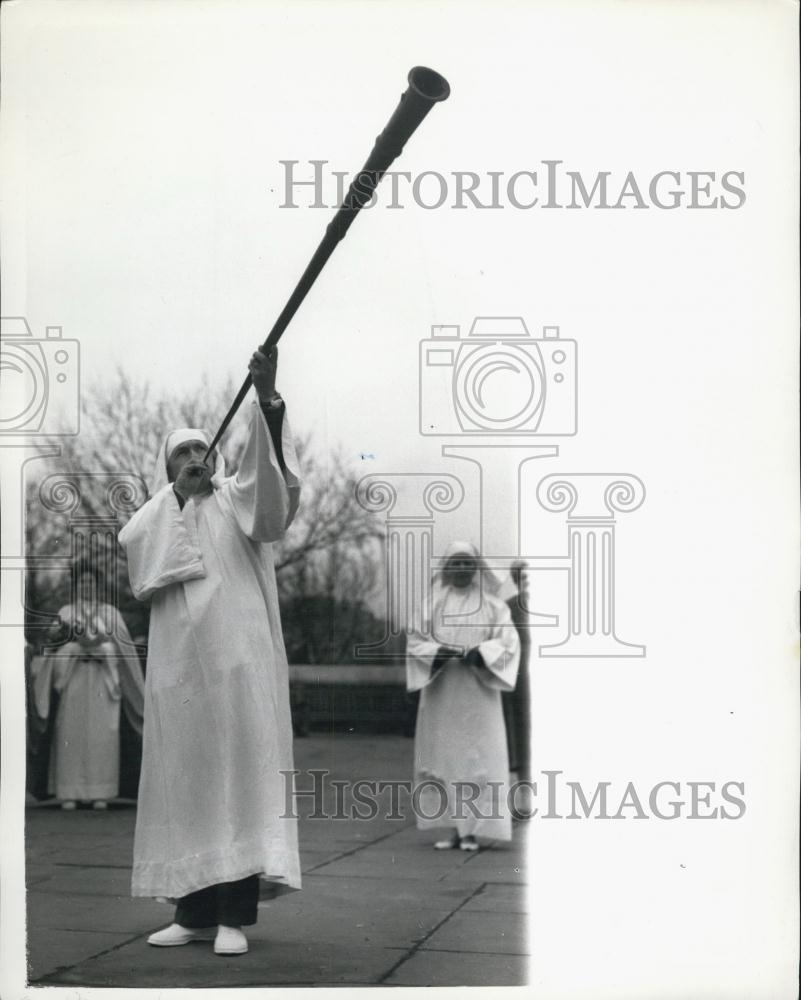 1962 Press Photo Druids Hailing Spring Tower Hill Ceremony Tower London - Historic Images