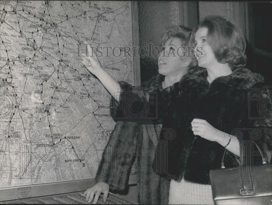 Press Photo French singer Michele Arnaud and Actress Millicent Martin in Paris - Historic Images