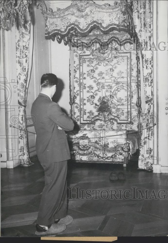 1960 Press Photo Visitor Wearing Felt Slippers New Palais Sans Souci Castle - Historic Images