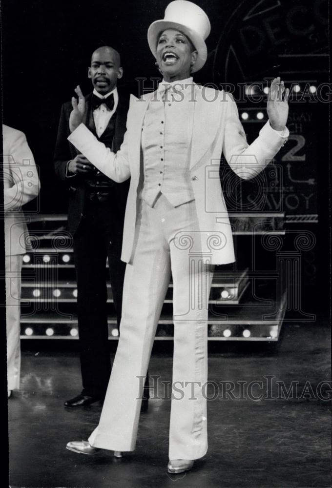 1977 Press Photo Helen Gelzer at the opening night of the musical Bubbling bro - Historic Images