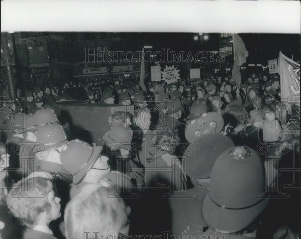 1972 Press Photo Police Surround Irish Demonstrators&#39; Mock Coffin - Historic Images