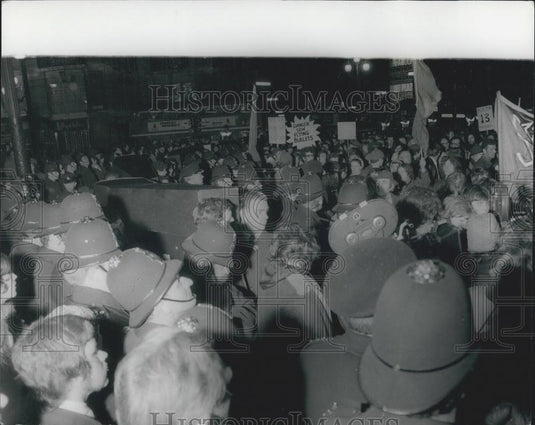 1972 Press Photo Police Surround Irish Demonstrators' Mock Coffin - Historic Images