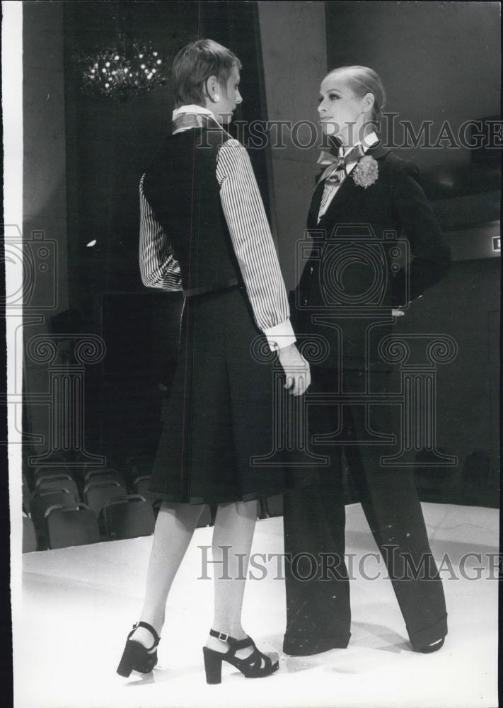 1972 Press Photo Same Sex Fashions Is Paris By Gregoire Green Satin Ties - Historic Images