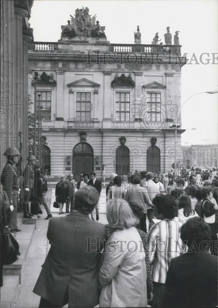 1972 Press Photo visitors before the &quot;Neue Wache&quot; - Historic Images