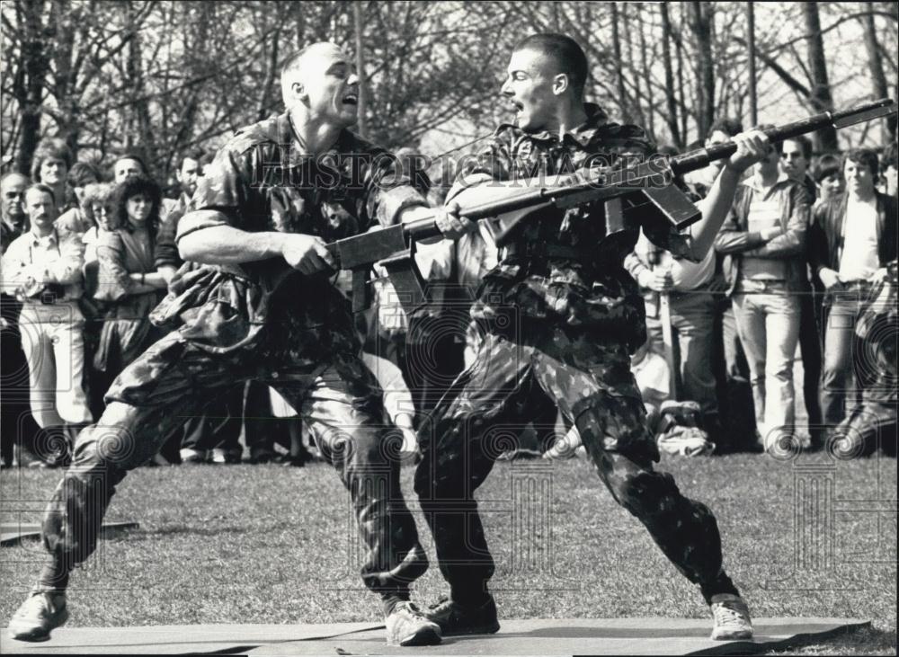 1987 Press Photo Swiss Soldiers, Isone, South Switzerland - Historic Images