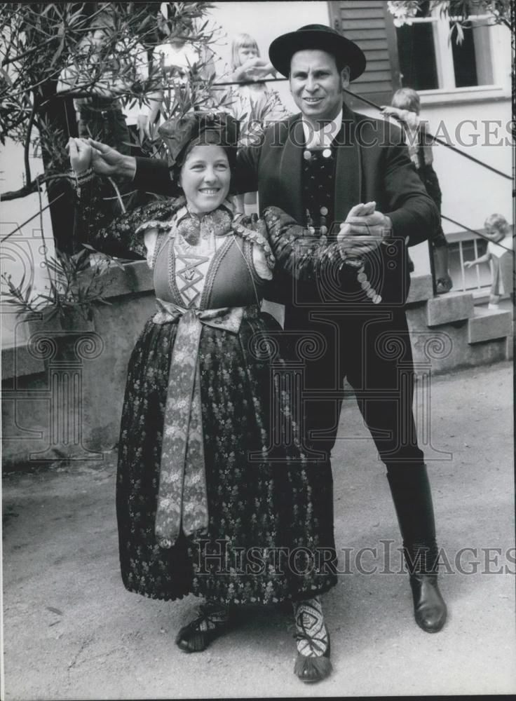 1972 Press Photo A In Original National Wedding Costumes From Dachau - Historic Images