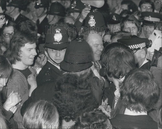 1975 Press Photo Mr. Reg Prentice forces his way through the crowd - Historic Images