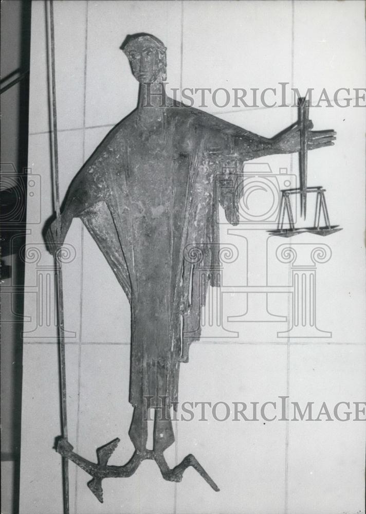 1962 Press Photo Bronze plastic &#39;&#39;St. Michael&#39;&#39; by sculptor Josef Gollwitzer - Historic Images