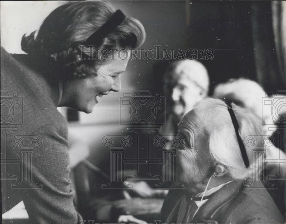 1964 Press Photo Sir Winston&#39;s Daughter Campaigns for husband Chris Soames - Historic Images