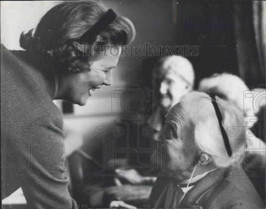 1964 Press Photo Sir Winston's Daughter Campaigns for husband Chris Soames - Historic Images