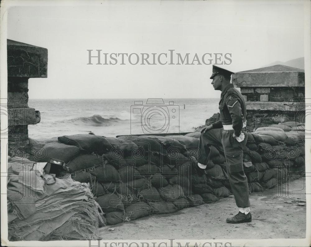 1952 Press Photo Soldier, Sea Wall, High Tides, Lynmouth - Historic Images