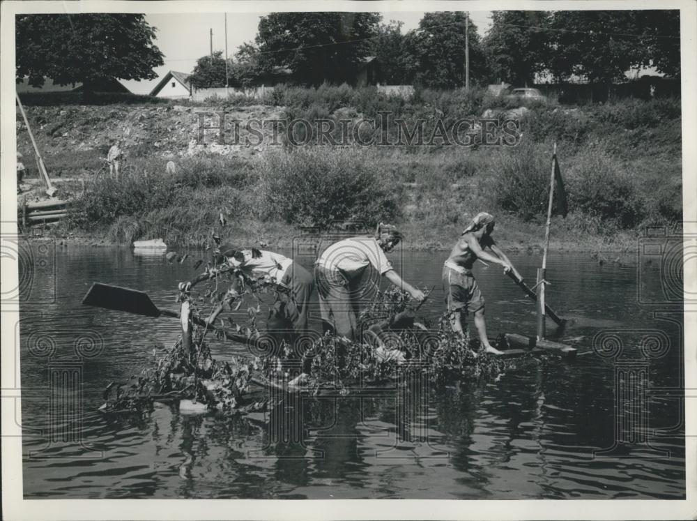 Press Photo Pirate Fighting on Salzach River - Historic Images