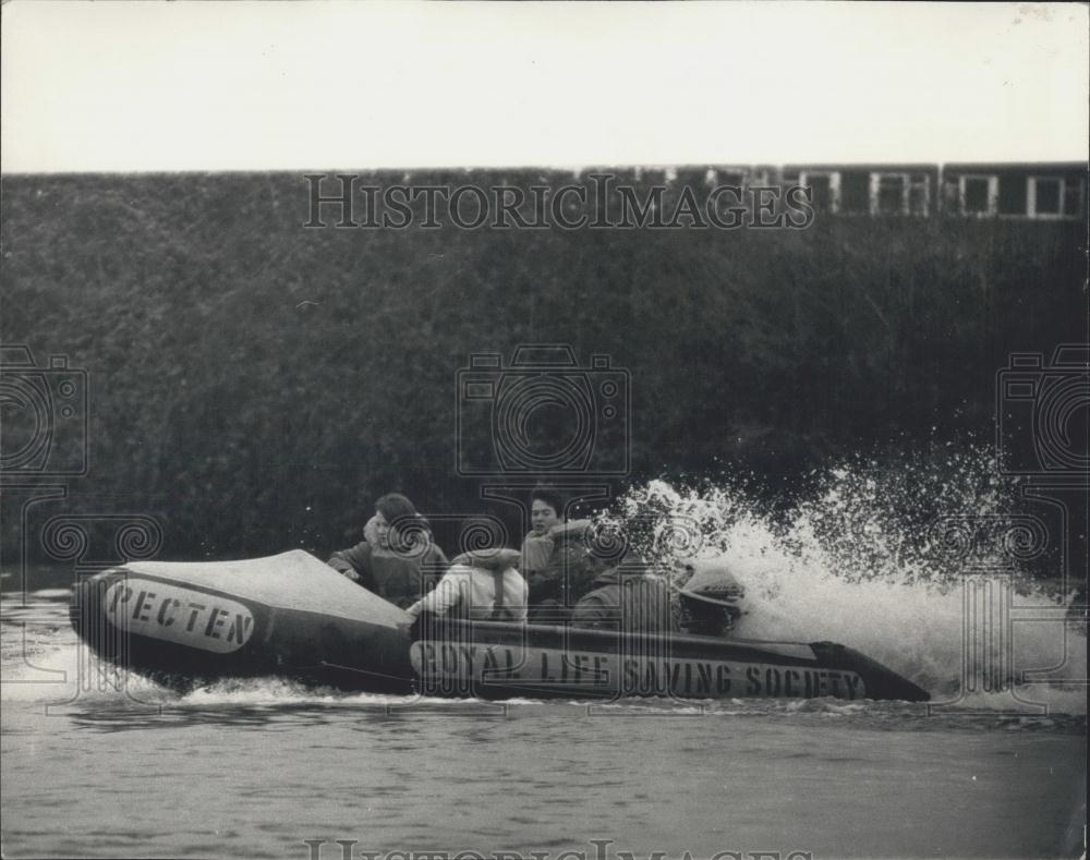 1970 Press Photo Rescue Service For The Thames Inflatable Rafts - Historic Images